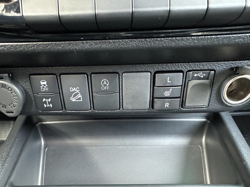 TOYOTA HILUX IV (3) X-TRA CABINE 4WD 2.8 204 D-4D INVINCIBLE BVA ******* TVA RECUPERABLE SOIT 39991 EUROS HT //* 1 ERE MAIN AVEC SEULEMENT 42479 KMS !!!!!! ********