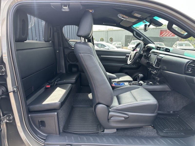 TOYOTA HILUX IV (3) X-TRA CABINE 4WD 2.8 204 D-4D INVINCIBLE BVA ******* TVA RECUPERABLE SOIT 39991 EUROS HT //* 1 ERE MAIN AVEC SEULEMENT 42479 KMS !!!!!! ********
