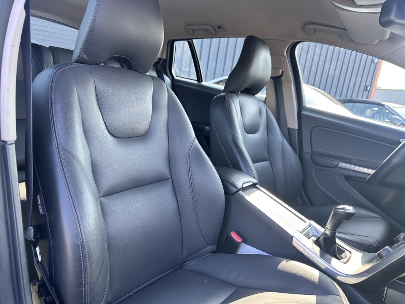 VOLVO V60 CROSS COUNTRY D3 150 CV AVEC SEULEMENT 64713 KMS !!!!!!