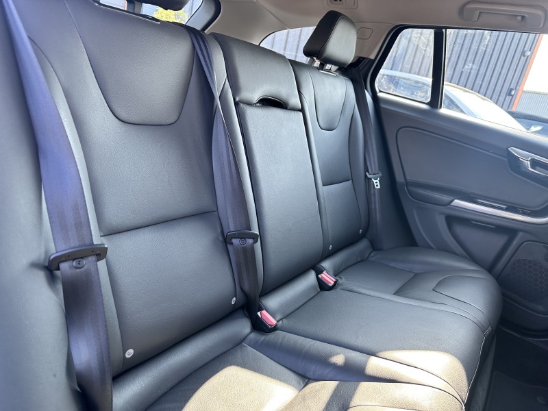 VOLVO V60 CROSS COUNTRY D3 150 CV AVEC SEULEMENT 64713 KMS !!!!!!