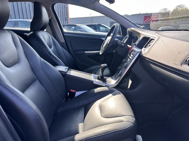 VOLVO V60 CROSS COUNTRY D3 150 CV AVEC SEULEMENT 64713 KMS !!!!!!