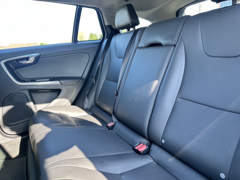 VOLVO V60 CROSS COUNTRY D3 150 CV AVEC SEULEMENT 64713 KMS !!!!!!