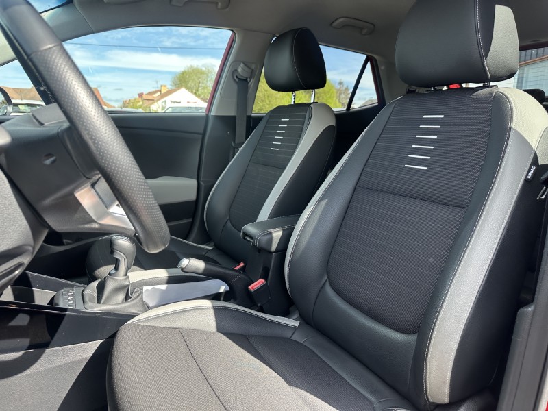 KIA STONIC 1.0 T-GDI 120 ISG PREMIUM ********* 1 ERE MAIN AVEC SEULEMENT 27724 KMS !!!!!!! ********